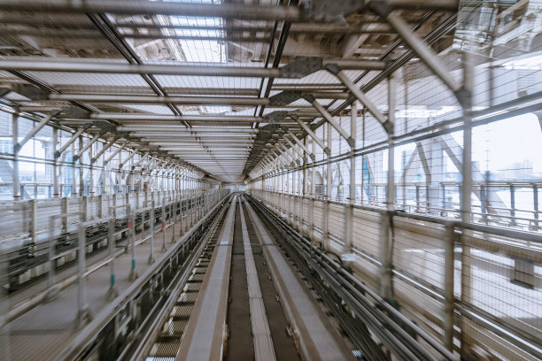 从移动的火车的前窗看到的单轨公路隧道图片下载