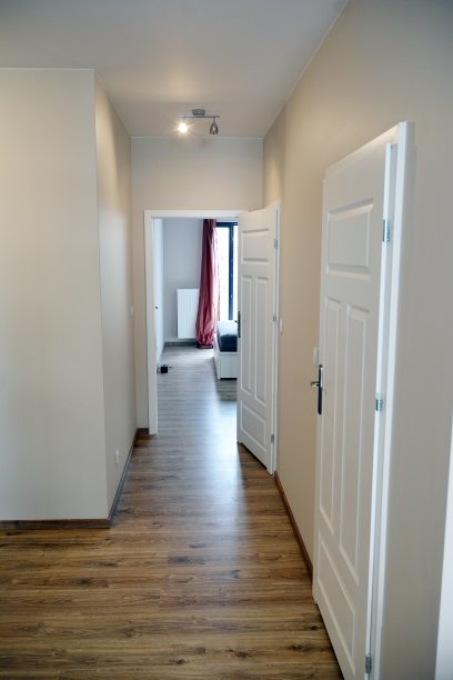 有五斗柜的走廊，能看到城市景观。图片下载