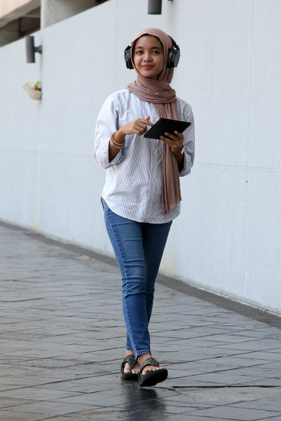 年轻的穆斯林妇女肖像图片下载