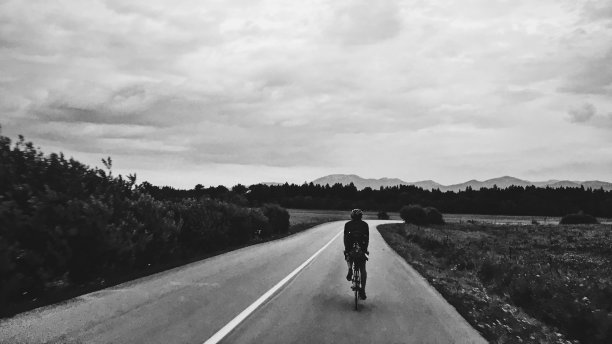 背靠天空走在路上的人的后视图图片下载