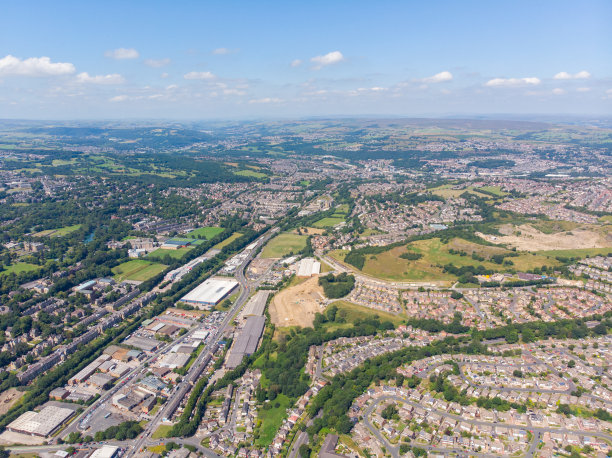 这是英国西约克郡布拉德福德镇的航拍照片，展示了城市中心典型的住宅小区，在一个阳光明媚的日子用无人机拍摄图片下载