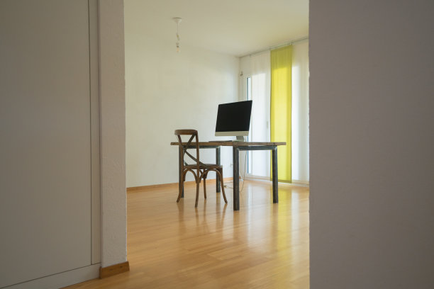 明亮宽敞的家庭办公室，极简主义风格的家具图片下载