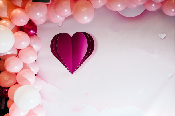 照片墙，婚礼装饰空间或地方从白色和粉色气球和白色的墙与婚礼的心。生日快乐和情人节的概念。图片下载