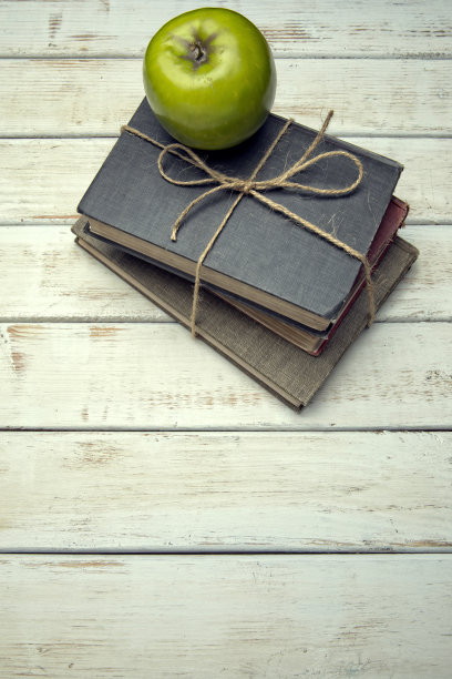 苹果放在学校的书本上图片下载