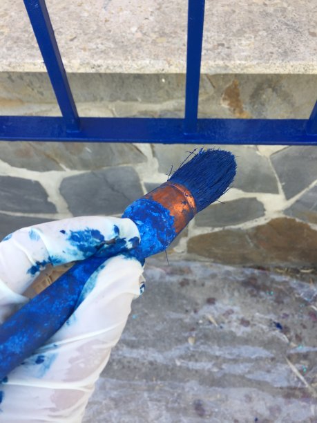 手里拿着蓝色的画笔图片下载