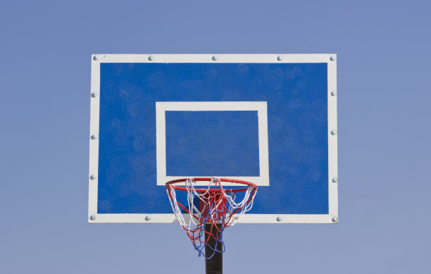 户外篮球擂台前以蓝天为背景。体育的概念。篮球盾在户外。图片下载