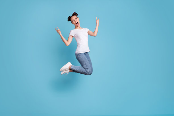 全文照片疯狂的女士大声叫喊最喜欢的金属音乐穿白色休闲t恤牛仔裤牛仔孤立的蓝色背景图片下载