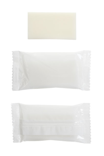 一套空白塑料包装和小肥皂隔离在白色背景图片下载