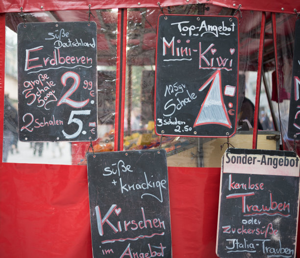 街上出售草莓等图片下载