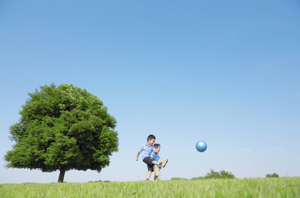 一个日本男孩在操场上玩耍图片下载