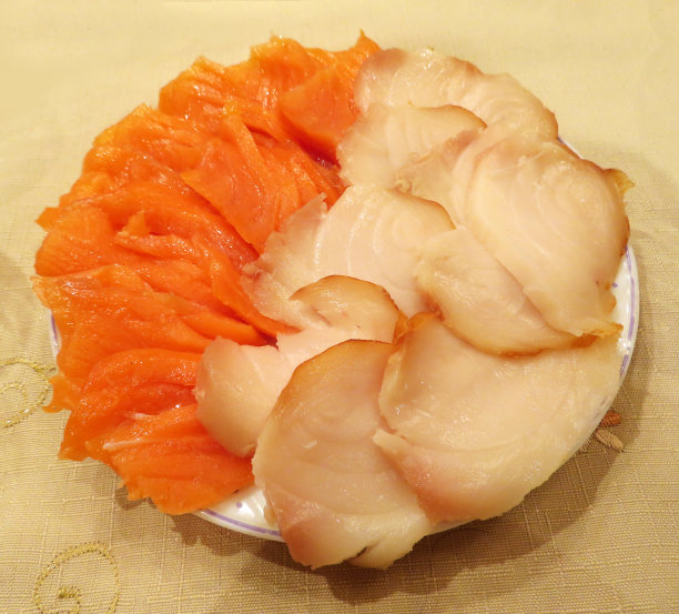 有鲑鱼和大比目鱼的鱼盘。盘子里的什锦鱼。图片下载