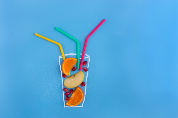 蓝色背景上的水果鸡尾酒图片下载