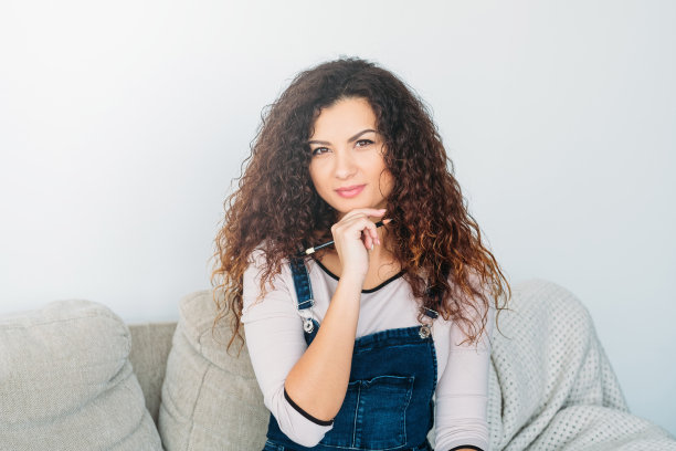 灵感来自黑发女士的卷发石墨铅笔图片下载