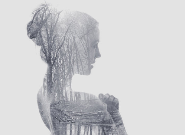 一个年轻女子多次暴露在森林和河流中。图片下载