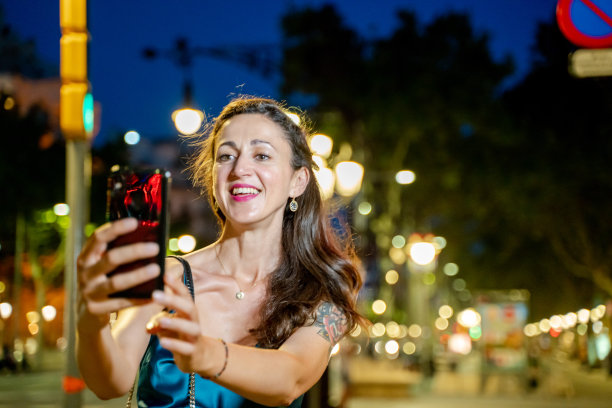 在巴塞罗那自拍的漂亮女人图片下载