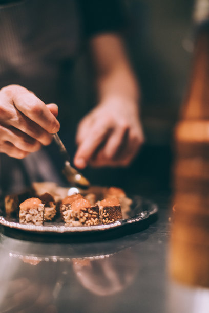 厨师在工作，准备一盘面包和奶酪图片下载