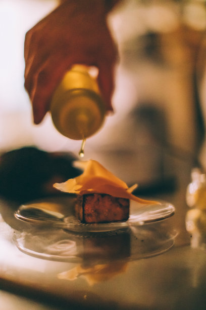 厨师在工作，准备一盘面包和奶酪图片下载