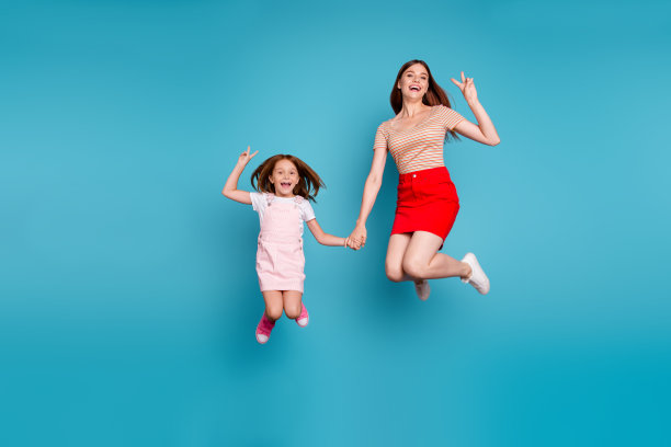 全身照片的狐狸小女士和她的妈妈显示v符号符号穿休闲衣服孤立的蓝色背景图片下载