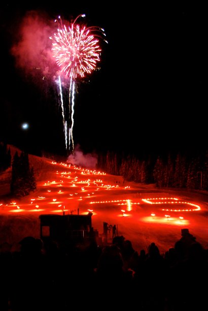 烛光游行与烟花图片下载