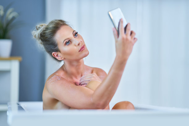 一个年轻女人在浴缸里放松的特写肖像图片下载