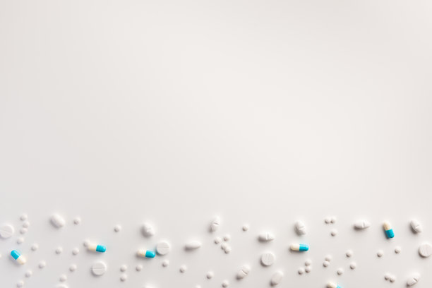 药片和胶囊在白色的背景。医疗、制药和保健理念。文本的空位置。图片下载