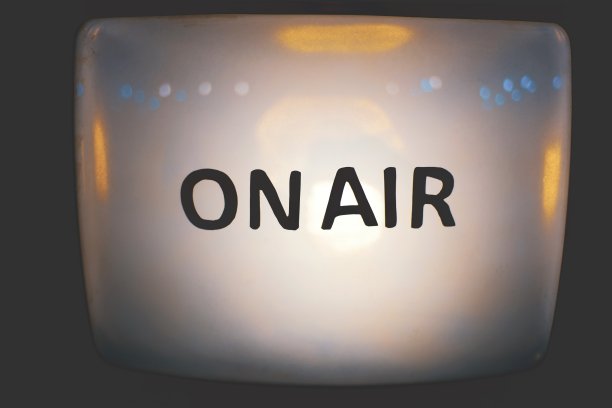 在老式复古电视上播放广播信息图片下载