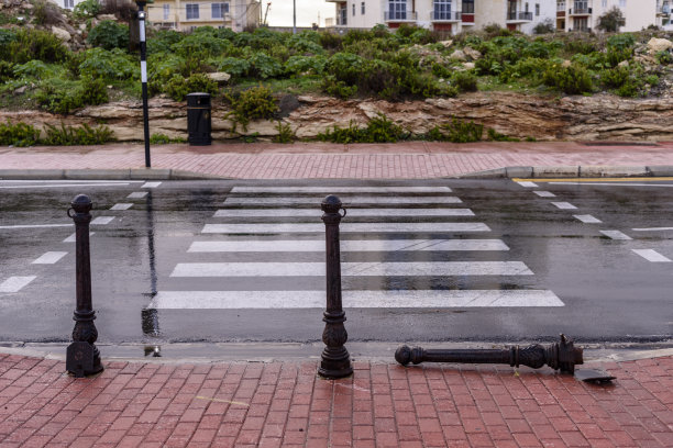 斑马线上断掉的系柱。图片下载