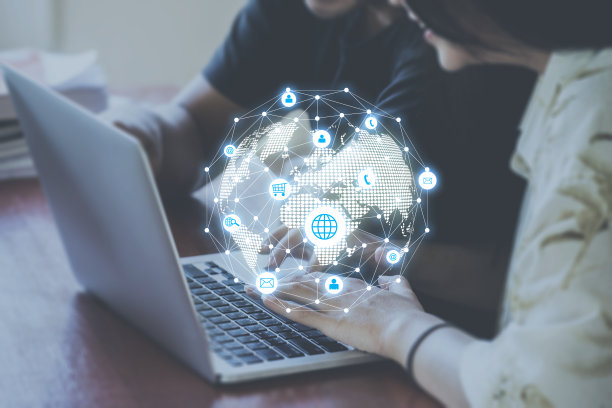 年轻人正在使用电脑。教育和技术理念。图片下载