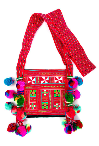 靠近部落袋孤立的白色背景。五彩部落孤立肩包图片下载