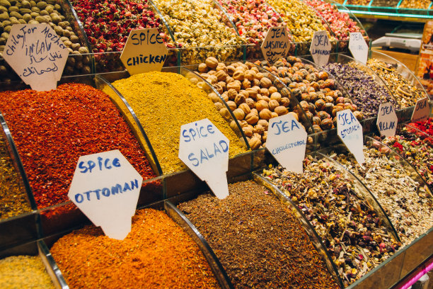 伊斯坦布尔香料市场柜台上陈列的传统土耳其香料图片下载
