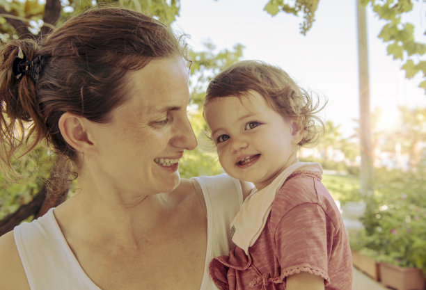 快乐的母女图片下载