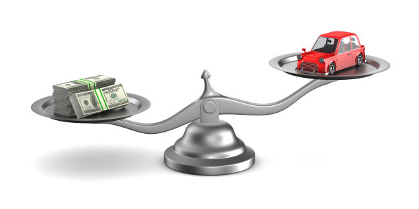 汽车和金钱的规模在白色的背景。孤立的3 d演示图片下载