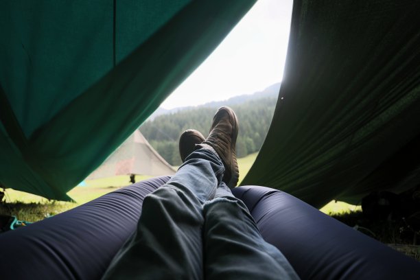 坐在帐篷里图片下载