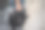 一个不知名的高级男子拿着公文包近距离工作。图片下载