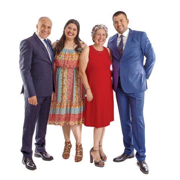 幸福的高加索现代土耳其家庭的肖像图片下载