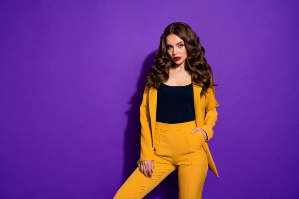 这是一张令人惊讶的迷人女子的照片，她似乎毕业于某所精英大学，而与紫色背景隔绝图片下载