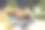 一个可爱的小男孩躲在帐篷里玩。快乐的孩子在户外玩露营。戴着草帽和太阳镜。图片下载