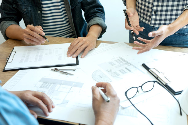 工程或建筑师讨论和工作图片下载