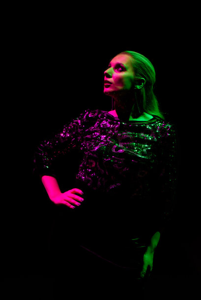 性感女孩穿着黑色的时尚照片在夜总会。夜店女郎霓虹概念。图片下载