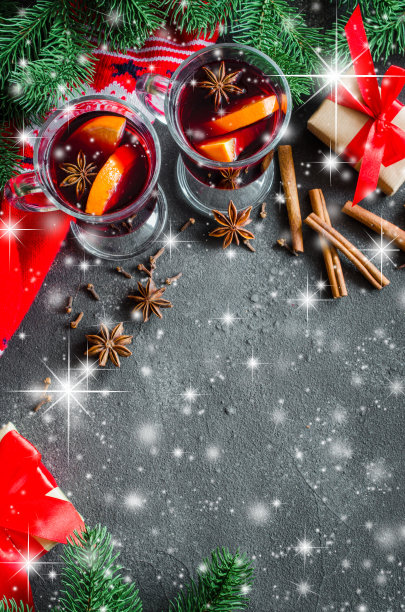 圣诞背景，热红酒，云杉树枝和温暖的冬季围巾。视图与copyspace图片下载