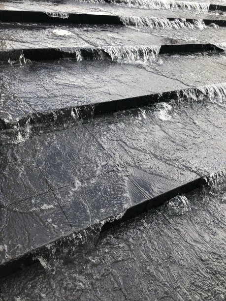 水从楼梯上泻下图片下载