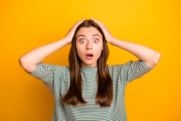 这是一名奇怪的女子被动物园里的猴子从笼子里跳出来吓坏了，而照片背景是黄色图片下载