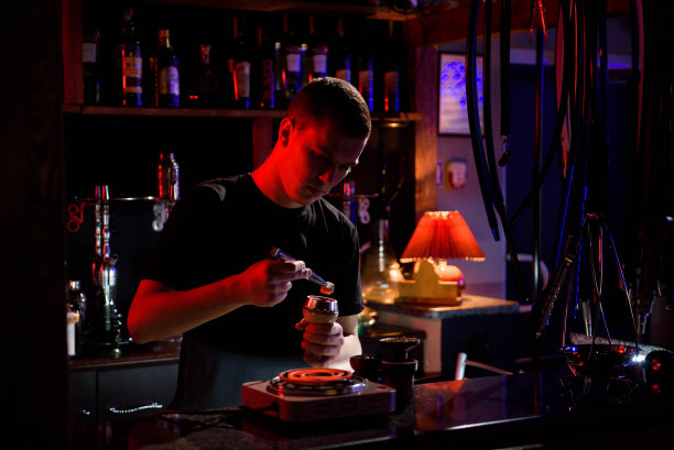 红热煤炭水烟壶。用于放松和水烟的现代椰子炭水烟壶。煤炭中的水烟和火花。图片下载