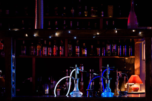 酒吧桌上的一群东方水烟。图片下载