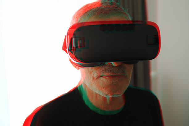 使用虚拟现实头盔的人图片下载