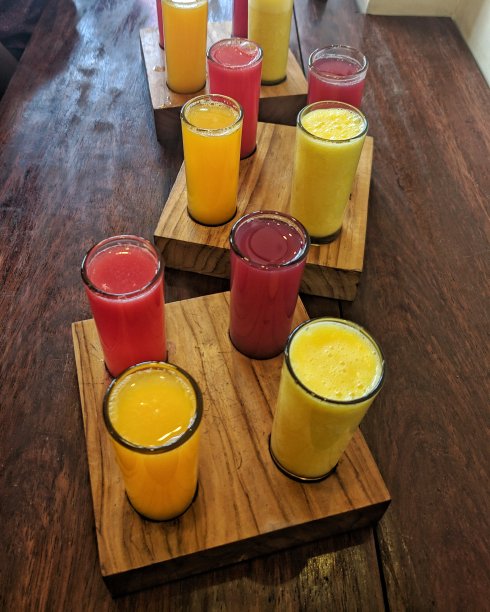 三套水果饮料。小酒杯里的果汁。图片下载