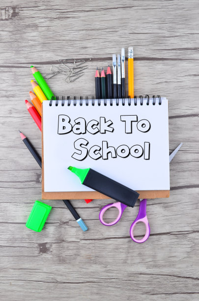 照片的办公室和学生装备在白色的背景-回到学校的概念图片下载