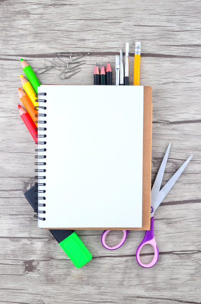 照片的办公室和学生装备在白色的背景-回到学校的概念图片下载