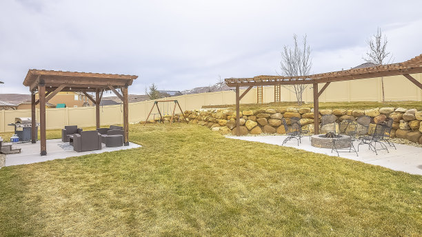 全景框架户外生活空间和操场在宽敞和草地庭院的一个家图片下载