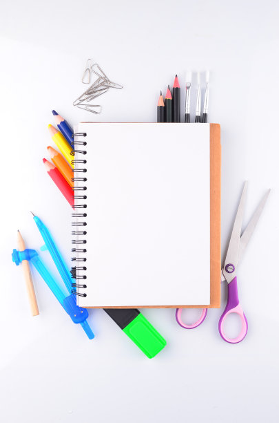 照片的办公室和学生装备在白色的背景-回到学校的概念图片下载